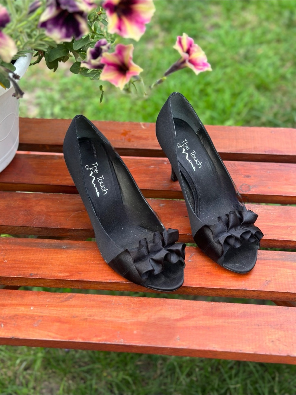 NWOB Touch of Nina Black Ruffle Peep Toe Kitten Heels Sexy 9M